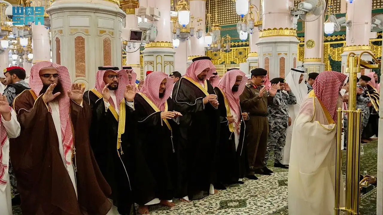 صلاة الغائب على المفتي العام للمملكة بحشود مهيبة في الحرمين الشريفين